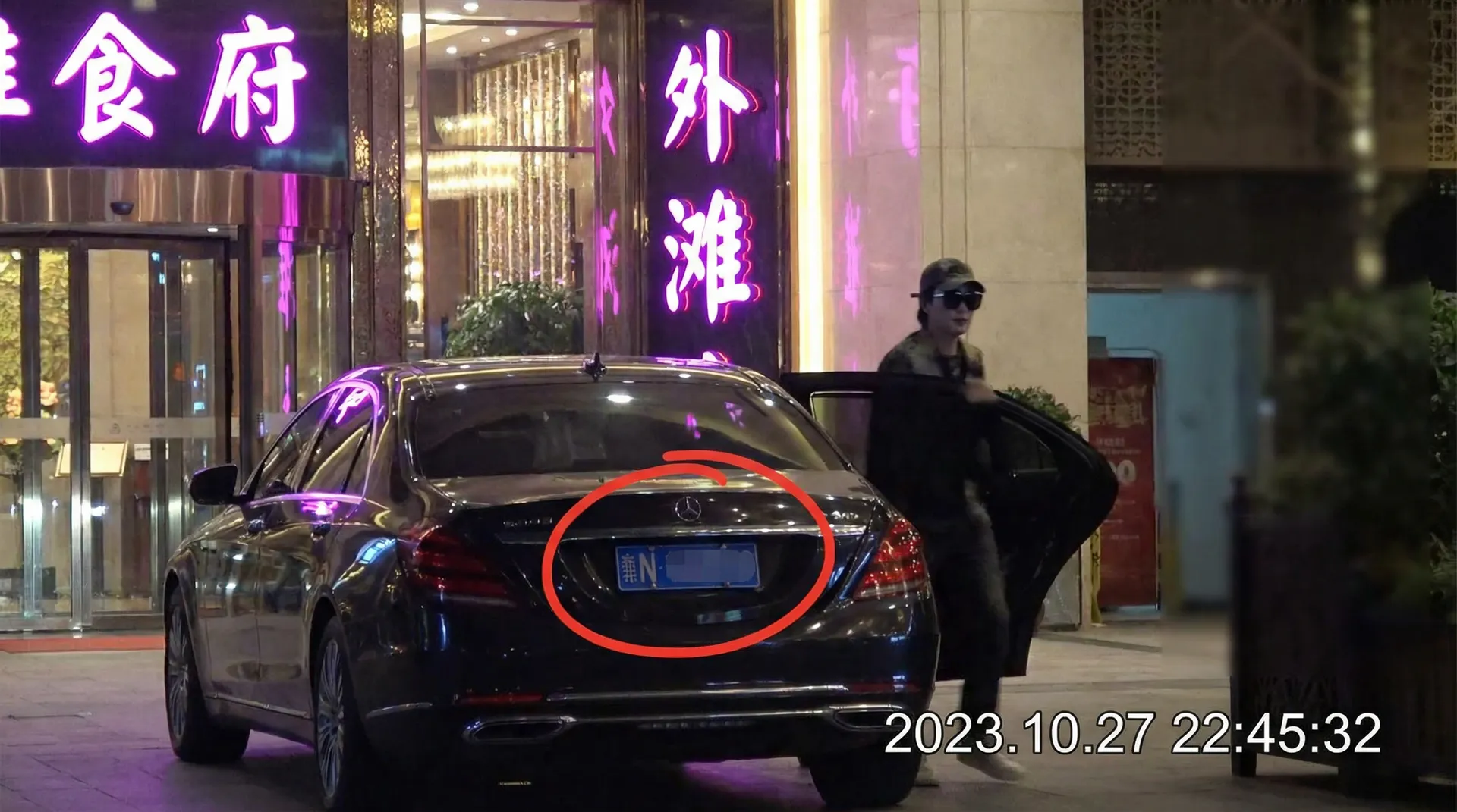 manbetx万博体育网址 - 豪车餐厅外偷拍
